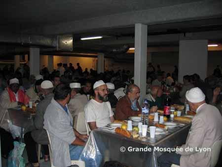 Repas de rupture du jeûne organisé par la Grande Mosquée de Lyon. Le budget de l’iftar distribué à la Grande Mosquée est compris entre 15 000 euros et 20 000 euros, selon le recteur Kamel Kabtane.