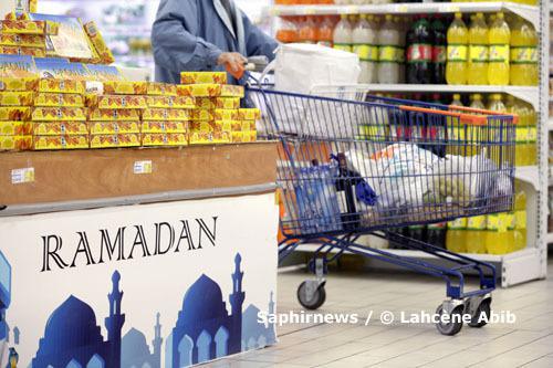 Des grossistes de Rungis aux hypermarchés, en passant par les commerçants de quartier, les ventes de nombreux produits bondissent pendant le mois de Ramadan. Ici, rayons de dattes et de boissons gazeuses, dans un hypermarché Leclerc, à Vitry-sur-Seine