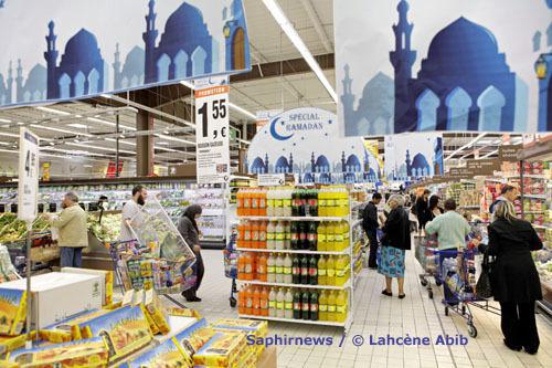 Chaque année, les linéaires dédiés aux produits halal et spécial Ramadan gagnent en superficie. Ici, en 2008, l'hypermarché Leclerc de Vitry-sur-Seine.