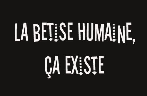 A visage découvert, un homme brûle le Coran et urine dessus