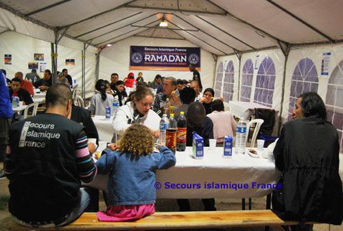 Installé dans une tente-chapiteau, boulevard Anatole-France, à Saint-Denis (93), le restaurant solidaire du Secours islamique France a accueilli jusqu’à 200 personnes tous les soirs du Ramadan 2010.