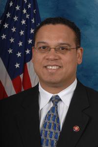 Keith Maurice Ellison (Parti démocrate) est le premier américain musulman élu au Congrès des États-Unis, en novembre 2006. Il avait prêté serment à la Constitution sur le Coran.