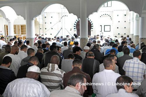 Prière du vendredi. Ici, à la mosquée de Tremblay-en-France (93), ouverte en avril 2010, qui peut accueillir jusqu'à 1 500 fidèles.