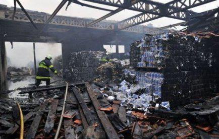 L'entrepôt départemental du Secours populaire, où se trouvaient 4 000 palettes de denrées alimentaires, a été complètement ravagé par un incendie peu avant le Nouvel An.