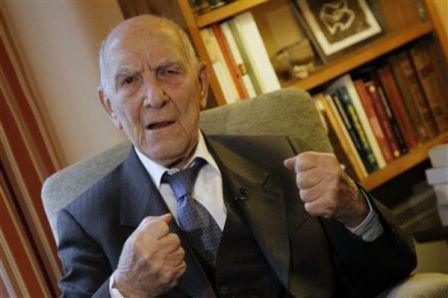 Stéphane Hessel devait intervenir à l'Ecole normale supérieure (ENS) mardi 18 janvier. Les associations juives, notamment le CRIF, l'en ont empêché.