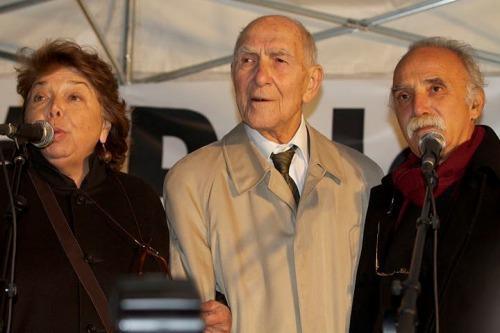 Stéphane Hessel, entouré de Leila Shahid et de Michel Warshawski, à la place du Panthéon, mardi 18 janvier.