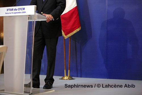 Qui sera le prochain président du CFCM  en juin 2011 ? Ici, l'ombre de Brice Hortefeux, ministre de l'Interieur en charge des cultes, lors de l'iftar donné par le CFCM en septembre 2009.