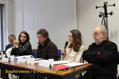 De g. à dr. :  Bernard Salamand (président du CRID) ; Clémence Racimora (Cimade) ; Bernard Pinaud (CCFD-Terre solidaire) ; Vaia Tuuhia (4D) ; Gustave Massiah (CRID).