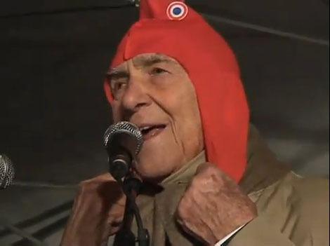 Stéphane Hessel, lors du rassemblement en soutien à la campagne BDS (Boycott, Désinvestissement, Sanctions), place du Panthéon, à Paris, le 18 janvier 2011.