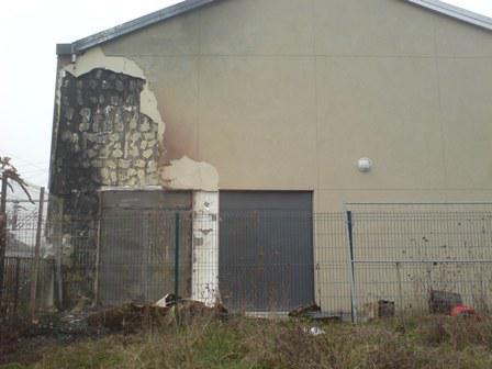 La façade extérieure de la mosquée d'Epinay, en Seine-Saint-Denis, a été endommagée le 14 février, provoquant une nouvelle fermeture du lieu de culte.