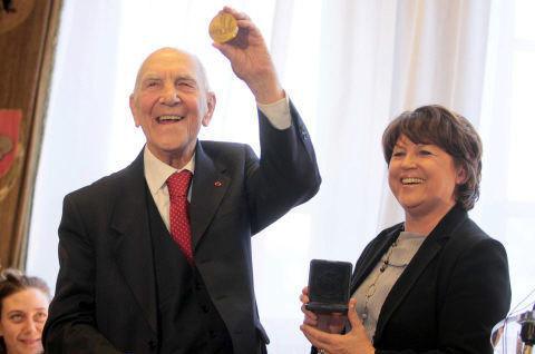 Stéphane Hessel, médaillé d’or de Lille par Martine Aubry