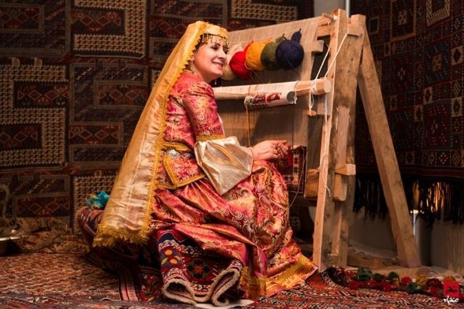 Lors de la célébration de l'indépendance, une femme azerbaïdjanaise montre le tissage traditionnel des tapis.