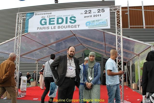 Karim Ouachek, responsable du salon GEDIS et une de ses collaboratrices