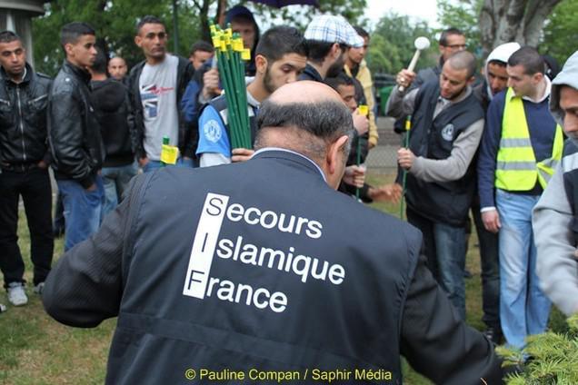 Le Secours islamique de France installe son dispositif pour distribuer duvets et kits alimentaires