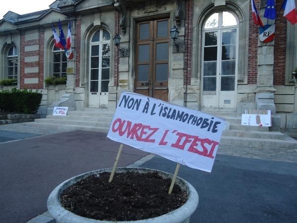 Le fermeture de l'IFESI depuis fin avril ont poussé les étudiants de l'école à multiplier les rassemblements de soutien. Le dernier en date s'est tenu samedi 21 mai devant la mairie de Boissy-Sain-Léger.