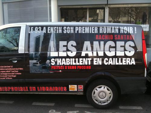 C’est avec ce minibus habillé aux couleurs du livre que Rachid Santaki a sillonné la banlieue à la rencontre de ses lecteurs. Une façon de désacraliser la littérature.