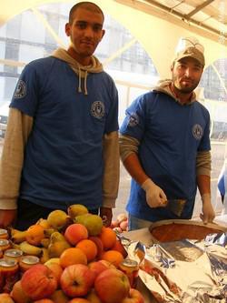 Les bénévoles du SIF distribuent les repas.