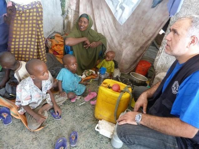Mahieddine Khelladi, directeur exécutif auprès d'une famille somalienne déplacée.