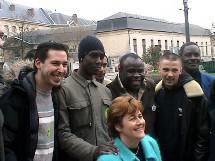 Basil Boli et Dominique Voynet posent devant la mairie de Saint Denis avec des jeunes de la ville.