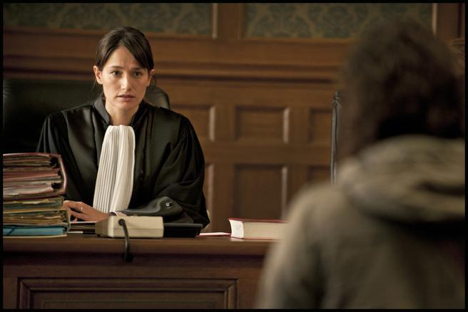 Claire (Marie Gillain) face à une mère de famille endettée (Amandine Deswasmes).