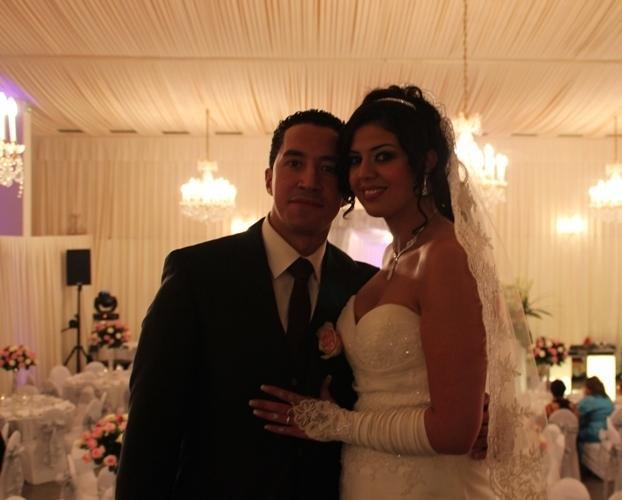 Aïcha et Nordine tout sourire pour leur mariage.