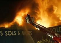 Un entrepôt urbain incendié à Aulnay-sous-bois, en pleines révoltes urbaines