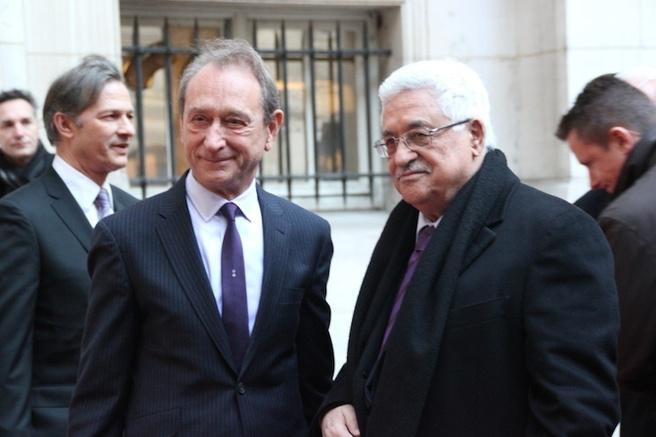 Bertand Delanoë. et Mahmoud Abbas dans la cour de l'Hôtel de Ville de Paris.