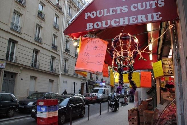 Certaines boucheries du quartier se sont mis à l'heure des fêtes de fin d'année. 