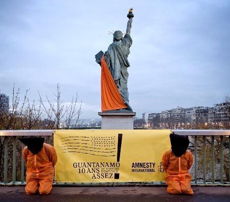 Amnesty International a drapé la Statue de la Liberté de Paris d’une bâche orange, mardi 10 janvier, pour réclamer la fermeture sans délai de Guantanamo. © Pierre-Yves Brunaud