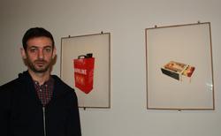 L'artiste Ali Cherri devant ses sérigraphies.
