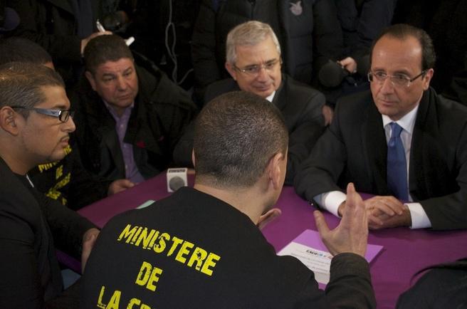 François Hollande échange avec le collectif ACLEFEU. © collectif ACLEFEU.