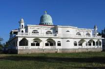 Le centre de Phum Trea, doté d’une mosquée et d’une école pour hafiz (de mémorisation du Coran), a été fondé par hajji Suleiman, le chef du Tabligh au Cambodge. C’est ici que se rassemblent les tablighi avant de partir sur les routes pour le 