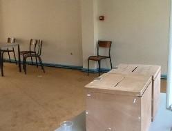 La salle de vote désertée par les fidèles