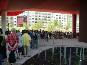 La queue dans les jardins du musée