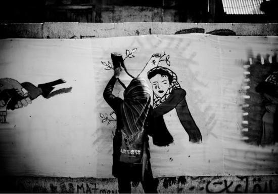 A l'occasion de la journée internationale de la femme, une association d'artistes réalise des peintures dans la rue du centre ville de Gaza. Aucun des représentants du Fatah et du Hamas invités n'ont été présents. © Frédéric Sautereau