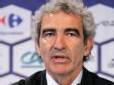 Domenech lors d'un conférence de presse. Dans le fond, les sponsors.