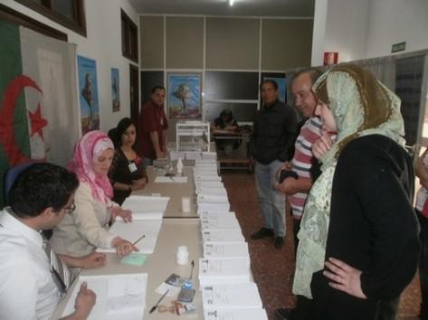 Les élections législatives en Algérie de mai 2012 n'ont pas passionné les foules. L'abstention devrait sans surprise sortir vainqueur de ce scrutin.