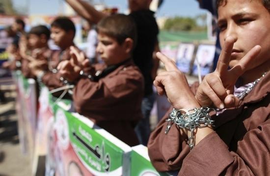 La détermination des prisonniers palestiniens en grève de la faim accroît les pressions sur Israël.