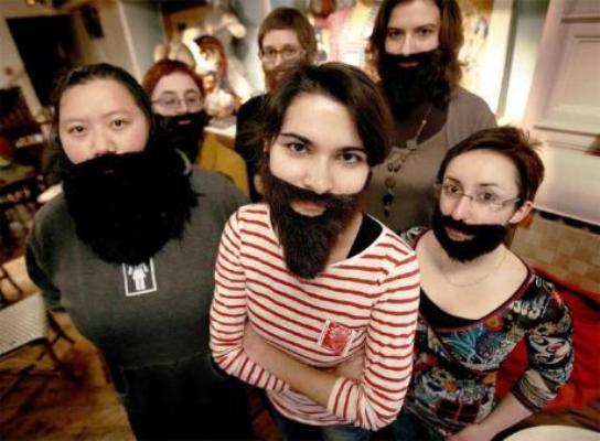 En France, un collectif féministe ont mis en avant des « femmes à barbes » pour dénoncer la faible sous-représentativité des femmes dans le monde politique.