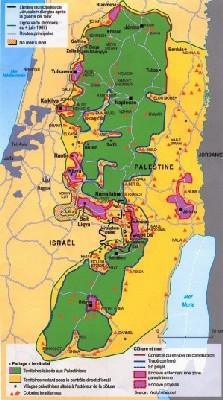La Cisjordanie en janvier 2006. En vert les territoires laissés aux Palestiniens, en jaune Israel. Les triangles rouges sont les colonies.