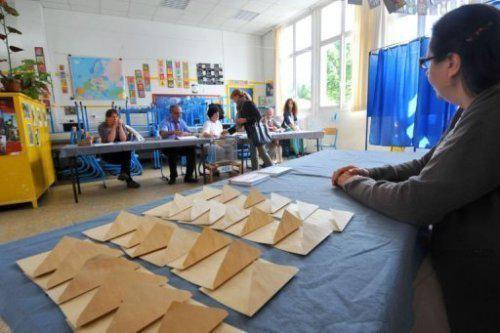 Le second tour des législatives le 17 juin 2012 a été marqué par un record d'abstention, la nette victoire de la gauche et l'entrée de l'extrême droite à l'Assemblée nationale.