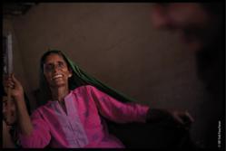 Une Pakistanaise membre d'un village où le SIF intervient, l'une des photos de l'exposition « L’épreuve de la vie, les preuves du courage », de Vali Faucheux.