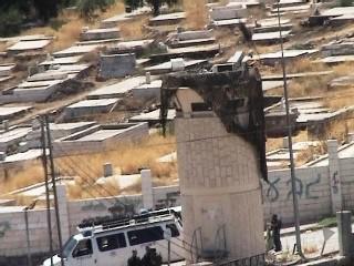 Barrage militaire israélien à l'entrée de la colonie juive d'Hébron. Derrière, un cimetière musulman interdit aux Palestiniens. Hébron, août 2006.
