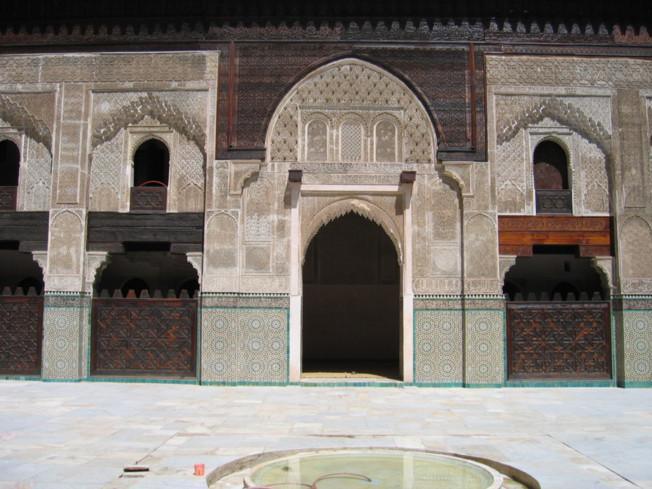 La Médersa Bou Inania est une madrasa édifiée dans la ville de Fès, au Maroc, entre 1350 et 1355 pour le sultan Abou Inan Faris (r. 1348-1359), sous la dynastie des Mérinides.