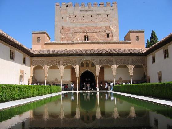 L’Alhambra (“Forteresse rouge”) se situe sur une colline à la limite sud-ouest de Grenade. C’était le Palais habité depuis le XIIIe siècle par les derniers rois maures de l’Espagne du Sud.
