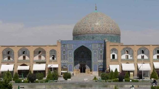 A Ispahan, la Mosquée du cheikh Lutfallah fut édifiée entre 1602 et 1619 par Abbas Ier le Grand qui la dédia à son beau-père cheikh Lutfallah, docteur de la loi.