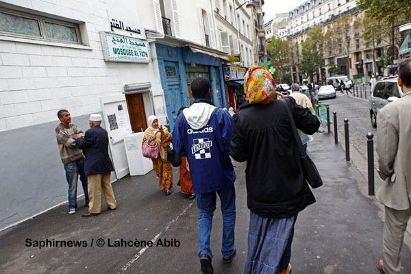 Devant la mosquée Al Fath, rue Polonceau, dans le 18e arrondissement, l'un des quartiers de Paris aux multiples origines culturelles.
