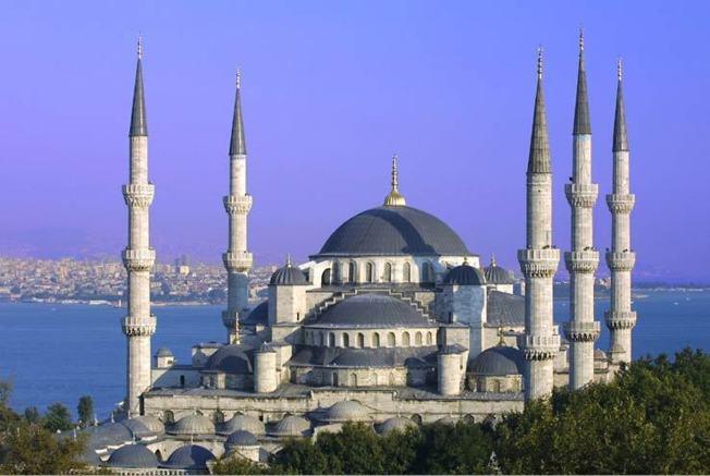La Mosquée bleue (ou Sultanahmet Camii) est une des mosquées historiques d'Istanbul, capitale de l'Empire ottoman (de 1453 à 1923).