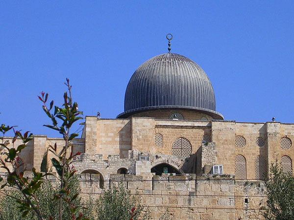La mosquée al-Aqsa, construite au VIIe siècle, est la plus grande mosquée de Jérusalem (al-Quds) : 5 000 fidèles peuvent y prier.