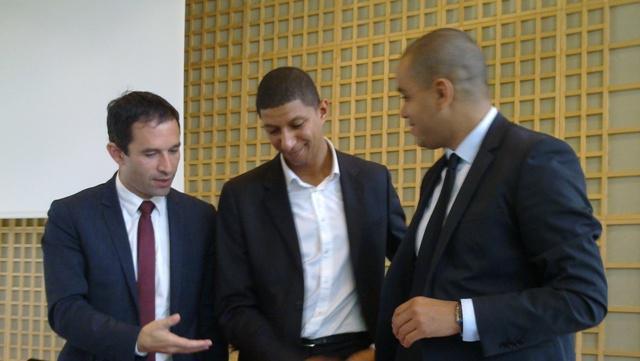 Avec le soutien du ministère de l’Economie sociale et solidaire, dirigé par Benoît Hamon (à g.), et le Conseil régional d’Ile-de-France, le premier cabinet spécialisé dans le recrutement de jeunes diplômés issus des quartiers populaires a officiellement lancé sa CVthèque .